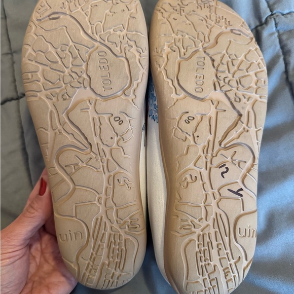 UIN Beige and White Slip-On Shoes size 8 - Picture 4 of 4